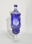 Cristalería Fina San José - Anos 60 - Antiga compoteira alta em cristal double azul lapidado a mão, no padrão Bohemia. Etiquetas originais da cristaleria e "Tallado a mano". Med. 41 cm