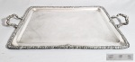 Bandeja tabuleiro em Prata de lei, marcada 'Hecho a mano', 'Plata Fina 0,900' e localizada Chile. Med. 60 x 38 cm. Peso  líquido: 2126 gramas.