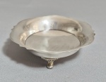 Covilhete trípode "LEI", Prata 900. Peso: 79 gramas. Med. 11 x 3 cm.