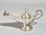 Lamparina em Prata 900. Peso: 94 gramas. Med. 13 x 5 x 6 cm.
