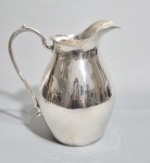 Jarra para suco ou água em prata contrastes: 0,900., Plata Fina e Chile. da marca CESPEDES. Peso: 622 gramas. Med. 21 x 18 x 09 cm.