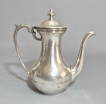 Bule de café em Prata de lei, contrastes: 0,900. Hecho a mano, Plata Fina e Chile. Peso líquido:  459 gramas. Med. 18 x 17 cm.