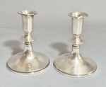 Par de castiçais em Prata 900. contrastada Plata Fina, Chile e garantia do teor. Peso líquido: 219 gramas. Med. 12 cm.