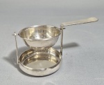 Coador em prata 900. Peso: 91 gramas. Med. 13 x 06 cm.