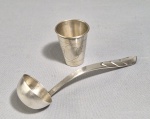 Colher de açucareiro em Prata 900 e pequeno copinho para shot em prata francesa cabeça de minerva e marca do prateiro MJ. Peso: 42  gramas. Med. 13 cm