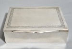Caixa em prata 900 União. Peso bruto: 597 gramas. Peso líquido aproximado: 500 gramas. Med.  18 x 13 x 05 cm.