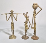 BENIN - ÁFRICA - Séc. XX - Conjunto com 3 esculturas em bronze, cinzeladas à mão, representando figuras do cotidiano. Medida da maior: 29 cm