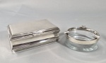 Lote com cinzeiro em vidro e metal prateado, med. 10 x 4 cm e caixa em metal prateado, bojo chanfrado. Sem marca. Med. 16 x 11 x 6cm