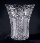 BOHEMIA - ANOS 50/60 - Robusto e pesado vaso em cristal europeu lapidado em padrões variados, bordas serrilhadas, fundo estrelado. Med. 26 x 20 cm
