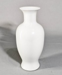 Vaso balaustre em porcelana chinesa Blanc de chine. Séc.XX. Sem marca. Med. 22 cm