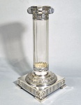 IMPERIAL SILVER - Incomum vaso 'Neo Clássico', no formato de coluna graga em cristal com lapidação facetada. Estrutura em metal banhado a Prata. Alguns desgastes. Med. 35 cm.