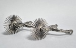 Par de antigas esporas chilenas em metal banhado a prata. Sem marca visível. Pontas cinzeladas no formato de fivelas. Med. 20 x 10 cm cada.