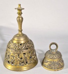 Dois antigos sinos de sacristia alemães, sendo um grande com vestígios de douração, tendo barra inscrita com nome dos evangelitas Matheus, Marcos, João e Lucas. Decorado com anjos e quimeras, folhagens e volutas em relevos e detalhes fenestrados. Med. 20 x 12 cm. Ótima sonoridade; e outro menor, com nomes desgastados, figuras de pássaros e animais. Med. 8 x 7 cm.