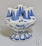 CHINA, DINASTIA QING, marca YONGZHENG ( ) - Raro vaso TULIPIERE (para tulipas) em porcelana chinesa pintada a mão, com dragões de 4 garras, palmas e outros elementos. Marca de seis caracteres em círculo duplo no fundo. Med. 18 x 19 cm de diâmetro. Um dos pescoços com restauro.