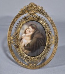 Europa, Séc.XIX -  Antiga e delicada pintura miniatura em lâmina de marfim "Santo Antônio", acondicionada em elegante moldura em metal com vestígios de douração Ormulu. Vidro bombé. Medida interna (MI): 8 x 6 cm e 14 x 12 cm medida externa (ME).