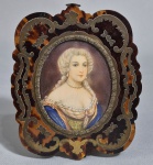 Antiga pintura miniatura de "Dama da Corte" sobre lâmina de marfim. Assinado no c.i.e. Moldura recortada no estilo Charles Boulle, feita em casco de Tartaruga e detalhes em metal dourado. Med. 8 x 6 cm MI e 14 x 12 cm ME.