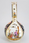HELENA WOLFSOHN - DRESDEN, Séc.XIX -  Vaso tipo garrafa em porcelana alemã, elegantemente pintada a mão com farta douração, dividida em quatro reservas, sendo duas com pinturas florais sobre fundo negro e outras com cenas românticas inspiradas nas pinturas de Anthoine Watteau e antigas porcelanas de Meissen. Marca apócrifa AUGUSTUS REX (marca utilizada apenas entre 1878 a 1881 quando foi processada por uso indevido da marca. LEIA O TEXTO ABAIXO. Med. 31 cm. SOBRE A ARTISTA ---- Helena Wolfsohn foi a sucessora de L. Meyer & Söhne. Comprava porcelana branca principalmente em Meissen decorava no estilo das peças mais antigas de Meissen de Johann Gregorius Höroldt. Ela também usou as pinturas de Watteau como inspiração. Em 1878 o negócio foi assumido pela filha de Helena, Emilie Elb. No entanto, no ano 1881, a fábrica de Meissen os processou por usarem a marca AR (Augustus Rex). O estúdio foi forçado a parar de usar a marca na Alemanha e em 1883 na Inglaterra. A compensação pelo uso ilegal da marca foi tão alta que o estúdio quase perdeu liquidez financeira. Em 1893, o marido de Emilie, Leopold Ludwig Elb, tornou-se o único proprietário do estúdio.------ https://www.theoldstuff.com/en/porcelain-marks/category/197-helena-wolfsohn-marks ) ----- VER COTAÇÕES ----- https://www.christies.com/en/lot/lot-4669008 ------https://www.christies.com/en/lot/lot-5802294  ------ https://www.lot-art.com/auction-lots/A-Helena-Wolfsohn-square-formed-bottle-vase-painted-with/41-helena_wolfsohn-25.3.22-tennant ----- https://www.invaluable.com/auction-lot/antique-pair-helena-wolfsohn-dresden-porcelain-va-681-c-2924526bc4?srsltid=AfmBOoqVrn3x79A0FgpwLKYuYL7N9VAtm0iU6mnYfNEWwPsj9BmR2pwb