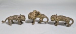 BENIN - ÁFRICA - Séc.XX - Conjunto com 3 esculturas em bronze, cinzeladas à mão, representando felinos. Medida maior: 9 cm