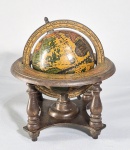 Antigo globo terrestre inglês no estilo vitoriano, estrutura em madeira, pés torneados; marcação dos meses com signos, latitude, etc. Circa de 1900. Med. 23 x 19.5 cm