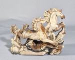Escultura chinesa em pedra dura representando cavalos galopando. Envernizada. proteção de pés em borracha para não arranhar móveis. Med. 21 x17 x 8 cm