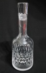 Garrafa em cristal lapidado, lapidação diamantada e riscas. Pescoço facetado. Base lisa. Tampa com folga ( micro bicadinho). Med. 30 cm. Necessita limpeza interna.