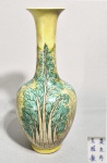 CHINA, DINASTIA QING, Período KANGXI (1662-1722) - Raro vaso em porcelana chinesa Familia Verde, no formato 'Fengweizun', decoração 3 cores, dita Cabbage Leaf ou  Bok Choy / Baicai. Marca tipo Tangming kuan (marcas de salão ou estúdio) usada em peças civis de alta qualidade e voltada para a elite literata da época. Med. 25 cm altura.