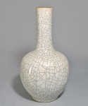 CHINA, DINASTIA QING, Período KANGXI (1662-1722) - Raro vaso em porcelana chinesa imperial guanyao tipo "GE YAO WARE", esmalte branco acinzentado com craquelados pretos e marrom-dourados. Borda do bocal com esmalte marrom aplicado.  Sem marca. Med. 24 cm. Medida total com a base: 28 cm   ------ VER SIMILAR NO NATIONAL PALACE MUSEUM na China ---- https://digitalarchive.npm.gov.tw/Collection/Detail/18523?dep=U ----- VER COTAÇÕES NA CHRISTIES - https://www.christies.com/en/search?entry=Ge%20type&page=2&sortby=relevance&tab=sold_lots --------SOTHEBYS ----https://www.sothebys.com/en/search?query=ge+type&pfilters.dateRange=past ------- E CHINA ---- https://tw.bid.yahoo.com/item/101740496309