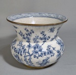 CHINA, DINASTIA QING, SÉC.XIX - Incomum e elegante vaso ZHADOU (Slop Vase) em porcelana chinesa azul e branca, esmalte craquelado, decorado com galhos de Ameixa, crisantemos, abelhas, borboletas e folhagens. Borda e base protegida por aro de metal dourado. Sem marca na base. Med. 13 cm x 15,5 cm. Ver outros na Christies, Sothebys, Bonhams e alguns museus ----  https://www.christies.com/en/search?entry=zhadou%20vase&page=2&sortby=relevance&tab=sold_lots  ----- https://www.sothebys.com/en/search?query=zhadou+vase&pfilters.dateRange=past  ----- https://www.bonhams.com/search/?chronology=past&query=zhadou+&page=2 ------ https://www.britishmuseum.org/collection/object/A_1947-0712-177 --- https://asia-archive.si.edu/object/F1951.12a-c/  --- https://antiqueresourcesinc.com/product/late-19th-century-ming-style-blue-white-zhadou/