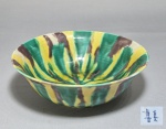 CHINA, DINASTIA QING, período KANGXI (1662-1722) - Bowl em porcelana chinesa, esmaltes  chamados "SPINACH AND EGGS"  ou SU SANCAI. Estes itens foram muito a preciados, pois o estilo Sancai (três cores) remetia diretamente à era de ouro da Dinastia Tang e aos refinamentos da Dinastia Ming (período Zhengde).Ao reproduzir e aperfeiçoar essa técnica do passado, a corte de Kangxi afirmava sua legitimidade cultural, mostrando-se guardiã dos maiores tesouros estéticos da China.3. Avanço Técnico: Do Barro para a PorcelanaEmbora o padrão de cores não fosse novo, a forma como Kangxi o reproduziu foi revolucionária. No passado (especialmente em Tang), o Sancai era aplicado sobre uma cerâmica de baixa temperatura, frágil e porosa, usada quase exclusivamente para fins funerários.No período Kangxi, os artesãos conseguiram dominar a aplicação desses mesmos esmaltes de chumbo (verde, amarelo e berinjela) sobre o biscuit de porcelana pura de alta temperatura. O resultado era um objeto utilitário real: resistente, ressonante, com um brilho e uma translucidez que as dinastias anteriores simplesmente não conseguiam alcançar. Tornou-se uma demonstração de virtuosismo técnico.  Med: 6,5 x 17 cm. -----https://www.christies.com/en/search?entry=EGG%20AND%20SPINACH&page=1&sortby=relevance&tab=sold_lots -----  https://www.chinese-porcelain-art.com/item/W390/near-pair-of-chinese-brinjal-bowls-kangxi-1662-1722/ ----- https://www.chinese-porcelain-art.com/item/W390/near-pair-of-chinese-brinjal-bowls-kangxi-1662-1722/