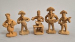 Maria Otilia (Uma das primeiras mulher em fazer artesanato em barro) - Conjunto com  5 escultura em barro - "Mulher trabalhando o barro", medindo: 13 c m de altura a maior.