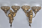 Par de elegantes e pesadas arandelas em bronze ormulu, no estilo NAPOLEÃO III,  Séc.XIX/XX - no formato de Puttins com uvas e folhagens na cabeça, carregando vasos 'solifleur', no formato de cuias. Terminações em folhas de Acanto. Gradil cinzelado em volutas e contra volutas. Cúpulas em vidro satinado. Med. 42 x 35 cm.