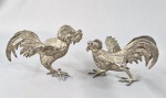 Par de antigos galos em metal no estilo português. Med. 16 e 14 cm