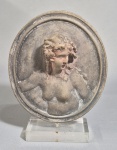 After CLAUDE MICHEL CLODION (1734 -1814) - Antigo relevo oval argila, no estilo neo clássico, decorado com relevo de torso feminino em relevo. Vestígios de policromia. Base em acrílico. Séc.XIX/XX. Possivelmente reprodução do Louvre. Med. 21 cm  ---  Ver peça em bronze --- https://www.mutualart.com/Artwork/Clodion/F5AEEA79D3D689573BC7C5731AF51945