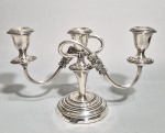 Castiçal inglês para 3 velas em metal silverplate; contrastes e marcas na base. Reprod. SHEFFIELD. Med. 17 x 28 cm