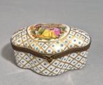 Antiga caixa em porcelana, decorada com aplicação de esmaltes azuis, dourações e cena galante a partir de obra de Fragonard ao centro. Estutura em bronze. Marca azul não identificada no fundo. Med. 9.5 x 6 x 5 cm