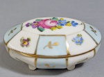 Antiga caixa em porcelana decorada com pintura de flores, dourações e fachas azuis. Etiqueta Expocicion Salmell Y CIA. Med. 10x7x5 cm