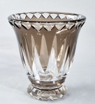 ART DECO - 1920/30 - Elegante vaso 'SOLICITOR', modelo criado por JOSEPH SIMON para VAL SAINT LAMBERT em cristal double na tonalidade fumê e translúcido, lapidado em sulcos e facetados. Apresenta discretíssimos bicadinhos na parte de baixo. Med. 21 x 19 cm. Não assinado. REFERÊNCIA ----- https://www.proantic.com/en/1598429-val-saint-lambert-vase.html#  -------https://www.befr.ebay.be/itm/274939794835  ----- VER OUTROS ---  https://www.mutualart.com/Artist/Joseph-Simon/C0DA83BAAFA022D2/Artworks  ----- https://br.pinterest.com/brandiccook5/val-st-lambert/