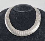 Gargantilha estilo esteira italiana em metal prateado. Med. 40 cm
