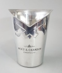 MOET & CHANDON - França. Balde champanheira em metal com logomarca na frente e verso. Marca no fundo. Med. 26 x 21 x 20 cm.