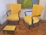 Par de antigas poltronas em madeira de lei no estilo inglês QUEEN ANNE, braços recurvos e pernas frontais com caneluras e acabamento em latão. Estofado em linhão amarelo, recente e com pouco uso. Encosto em leque. Acompanha uma pequena banqueta. Med. 88 x 53 x 52 cm cada