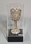 BEN ZION - ISRAEL Calice revestido em Prata contrastada 925. Detalhes doudados. Acomodado em cqaixa com cúpula em acrilico. Med. 15.5 cm em 22 x 9 x 9 cm