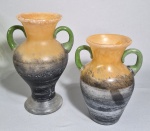 Dois vasos tipo "SCAVO" em vidro de murano, nas cores laranja, verde e preto.  Med. 22 e 17.5 cm