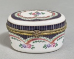 Caixa porta comprimidos decorado com flores e fachas douradas sobre fundo azul. Med. 7.5 x 5 x 5 cm