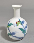 Pequeno vaso globular em porcelana japonesa Arita, pintada a mão, com flores em esmaltes policromados. Med.10 cm