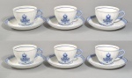 BIDASOA - CARLOS II - Conjunto com 6 xícaras para chá com pires em porcelana espanhola, decorado com elementos fitomórficos e detalhes em azul. Med. 15 cm e 11 x 07 x 09 cm. Uma com fio de cabelo.