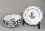 BIDASOA - CARLOS II Lote com 6 pratos fundos em porcelana espanhola, decorados com elementos fitomórficos e detalhes em azul. Med. 23 cm. Um com lascadinho por baixo.