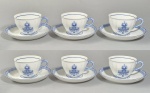 BIDASOA - CARLOS II - Conjunto com 6 xícaras com pires para cafezinho em porcelana espanhola e 6 pires, decorado com elementos fitomórficos e detalhes em azul.