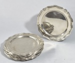 CESPEDES - Chile - Lote com 11 pratos para pão ou sobremesa, feitos em metal cinzelado a mão,  possivelmente ALPACA. Bordas recortadas. Marcado: CESPEDES - Hecho a mano - Chile. Med. 16 cm.