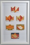 PALATNIK AKLANDER (1926-2009) - "CONJUNTO MINI-VÔO", composta por 6 obras em mosaico de recortes e serigrafia. Todas assinadas. Década de 70/80. Moldura caixa nova. Medida total:  40 x 27 cm. Cada uma mede 7 x 6 cm. Acompanha certificado de autenticidade emitido pelos filhos da artista. Recentemente as obras da artista foram destaque em uma grande exposição em Bordeaux, França, organizada pela GALERIA MODERNISTA (https://www.galeria-modernista.com). Abraham e Ruth (Os primos Palatnik) se destacaram nas artes com suas composições modulares e obras interativas, imovando nos materiais e design versátil. Ruth Palatnik Aklander, nascida em Natal (RN), mudou-se para o Rio de Janeiro, onde obteve formação acadêmica em Belas Artes. Iniciada na Arte Moderna como aluna de Ivan Serpa, foi convidada a participar do grupo fundador do Centro de Pesquisa de Arte no RJ. Construiu uma obra diversificada, aberta, lúdica e interativa, abrangendo várias fases e tipos de materiais, passando pela Arte Conceitual, Surrealismo e Instalações Ambientais. Recebeu seu primeiro prêmio em 1955 no Salão dos Artistas Brasileiros, realizado na Câmara de Vereadores, com trabalho em cerâmica, seguido de mais de uma dezena de premiações em obras de acrílico e serigrafia em exposições nacionais e internacionais. Destacou-se no meio artístico com trabalhos em Arte Geométrica, realizados através de planos de acrílico vazados, onde a interpenetração de cores e de formas possibilitava diferentes percepções a partir do ângulo de visão do observador. Inovou na serigrafia, introduzindo transparências e as cores prata e ouro. Sua preocupação social e ecológica refletiu-se em sua obra, que integrava os vários campos do conhecimento humano. Na Instalação Sêmen no Espaço 5 da Equipe Triângulo, apresentado na XII Bienal Internacional de São Paulo, uniu Arte e Ciência. SAIBA MAIS ------> https://aklander.com.br/index.php/ruth-aklander/