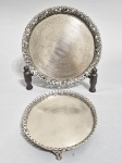 Duas antigas e pequenas salvas brasileiras em metal branco, 1ª metade do século XX, fundo cinzelado, galeria vazada e contraste P e 3 estrelas. med. 17.5 cm